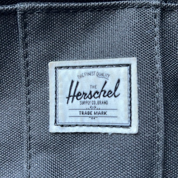 Black Cruz Crossbody Herschel Bag, 0.5L - Picture 3 of 5